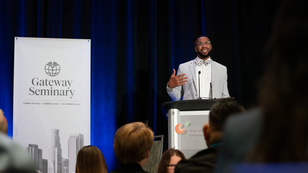 Kenneth Curry speaking at the alumni and friends lunch.